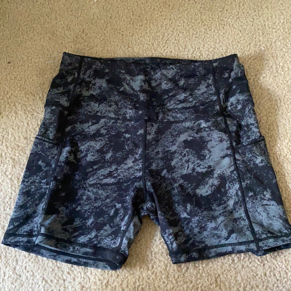 Running shorts with side pockets